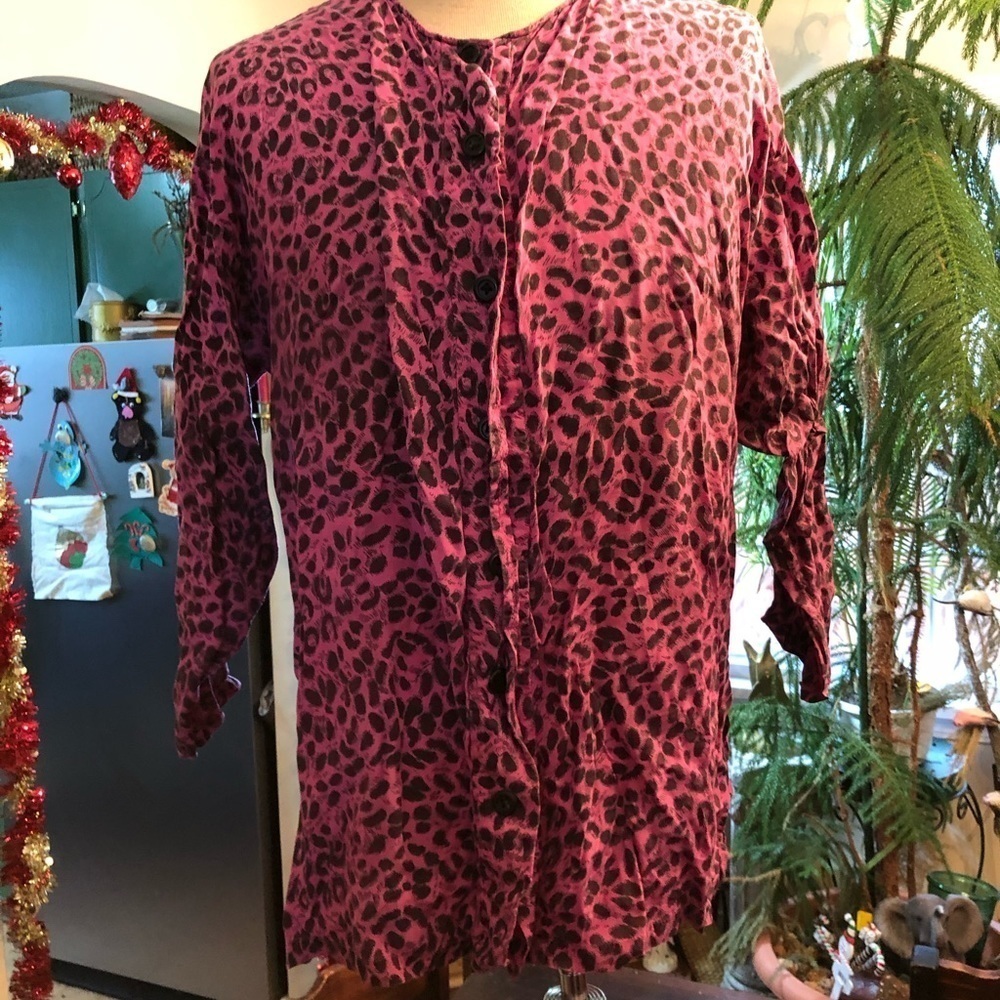 - Womens dark pink and black top. Lge
